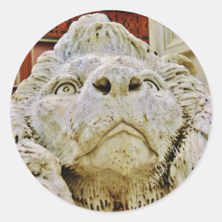 De Aloof Lion van Massa, Ronde Sticker, Glossy Sticker