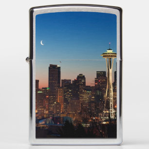 De Amerikaanse vlag vliegt tussen de stijgende maa