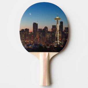 De Amerikaanse vlag vliegt tussen de stijgende maa Tafeltennisbatje