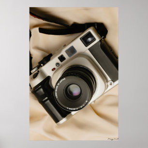 De analoge ziel: Vintage filmcamera & zijden stilt Poster