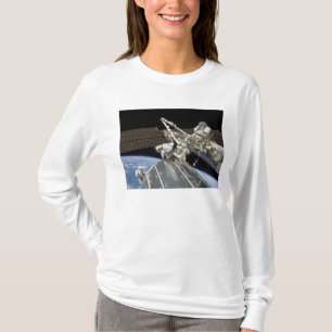 De astronauten voeren een reeks taken uit t-shirt