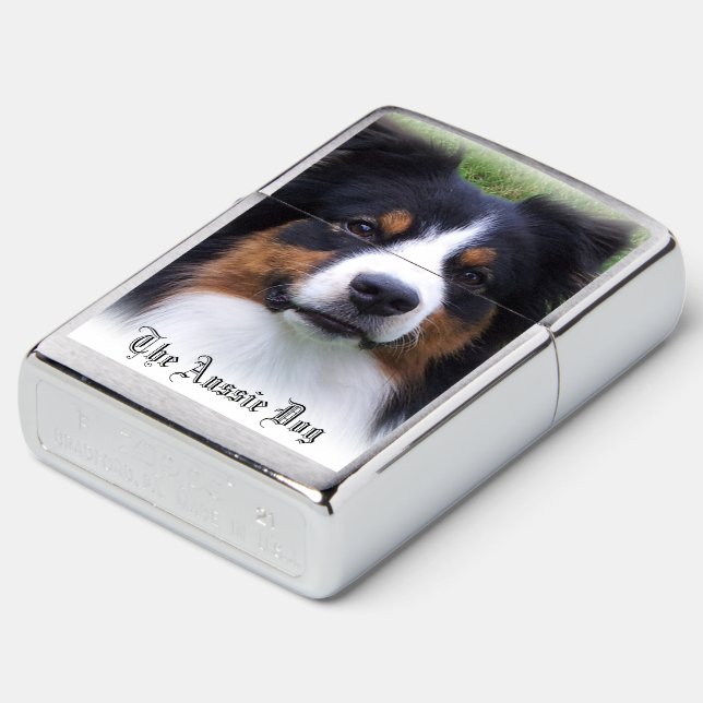 De Aussie Dog Zippo Lighter (Gekanteld)