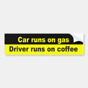De auto rijdt op de auto, de chauffeur rijdt op ko bumpersticker