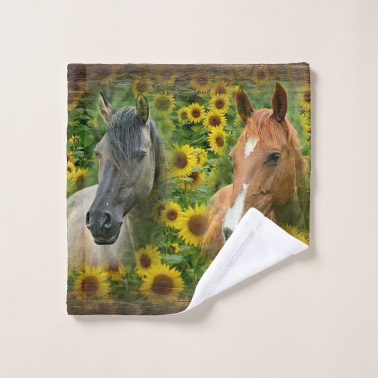 De beaux chevaux dans le champ de tournesols lave  (Gant de toilette)