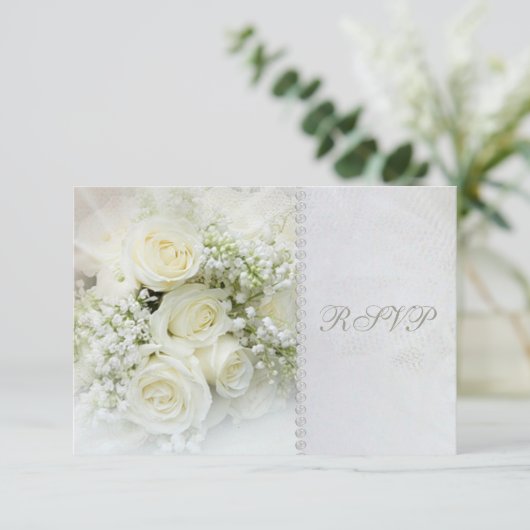 De belles roses blanches Invitation de réponse de (Debout devant)