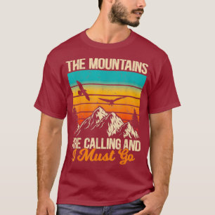 De bergen bellen en ik moet gaan wandelen t-shirt