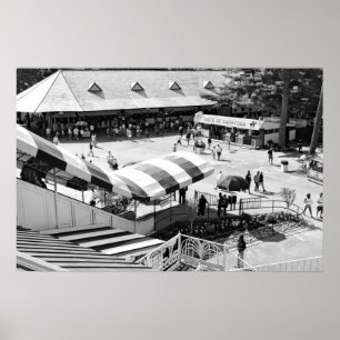 De beroemde Rode en Witte Awnings in Saratoga Race Poster