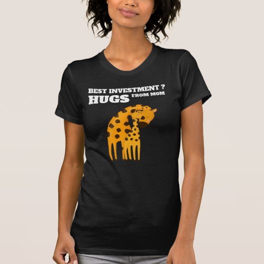 "De beste investering? Knuffels van mama" - Moeder T-shirt (Voorkant)