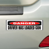 De bestuurder heeft de Bumpersticker van het Pisto (Op auto)