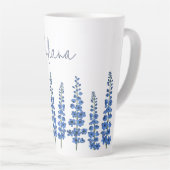 De blauwe bloemen van Delphinium Latte Mok (Rechterhoek)
