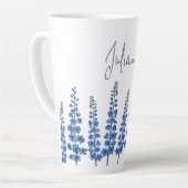 De blauwe bloemen van Delphinium Latte Mok (Linkerhoek)
