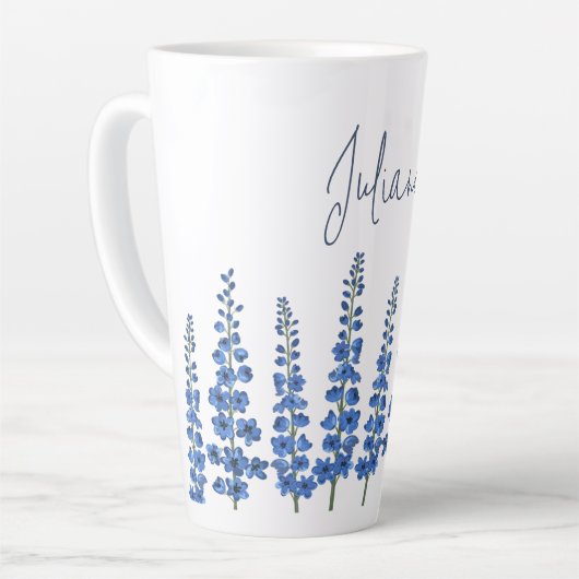 De blauwe bloemen van Delphinium Latte Mok (Linkerhoek)