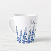 De blauwe bloemen van Delphinium Latte Mok (Linkerhoek)