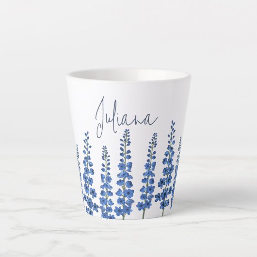 De blauwe bloemen van Delphinium Latte Mok (Voorkant)