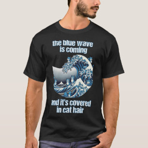 De blauwe golf komt bedekt met grappige kattenhare t-shirt