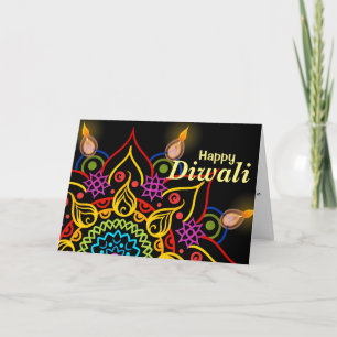 De bloem Rangoli van Diwali met heldere olielampen Kaart