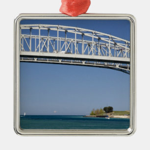De Blue Water Bridge is een brug met twee overspan Metalen Ornament
