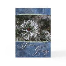 De boom van de pijnboom in sneeuw-seizoen Groeten