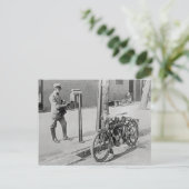 De Brievenbesteller van de motorfiets, 1909 Briefkaart (Staand voorkant)