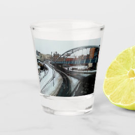 De brug, in de sneeuw shot glas