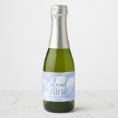 De bruid is op wolk negen blauwe vrijgezellenfeest sparkling wijnetiket (Voorkant)