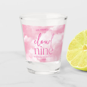 De bruid is op wolk negen roze vrijgezellenfeest shot glas