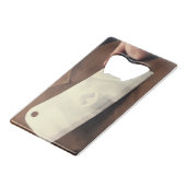 De Butcher. Kredietkaart Flessenopener (Voorkant Gekanteld)