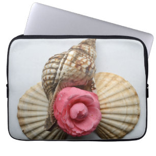De Camellia en de Shells Laptop Sleeve
