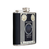 De camera van de terugtocht doorbladert doel. heupfles (Rechts)