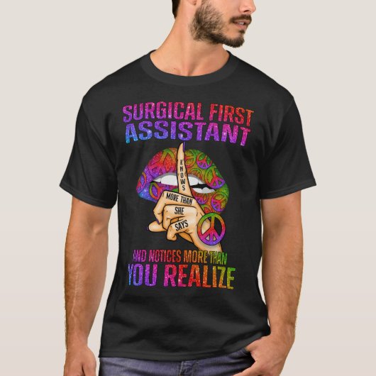 De chirurgische eerste assistent weet meer dan ze  t-shirt (Voorkant)