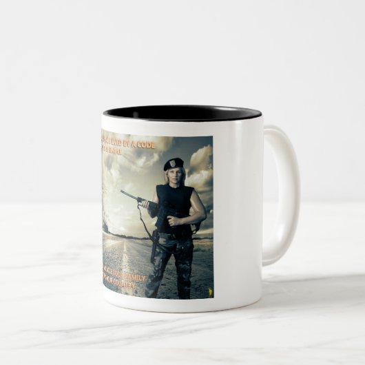 De Code Mok (Voorkant rechts)