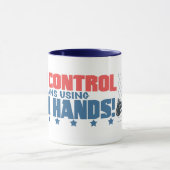 De controle van het pistool betekent het gebruiken mok (Midden)