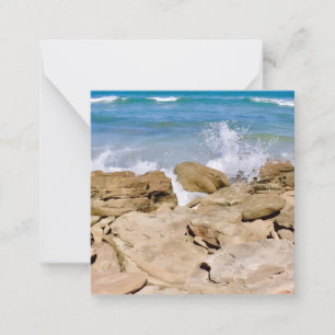 De Correspondance Vagues s'écrasant sur le rivage rocheux mini carte