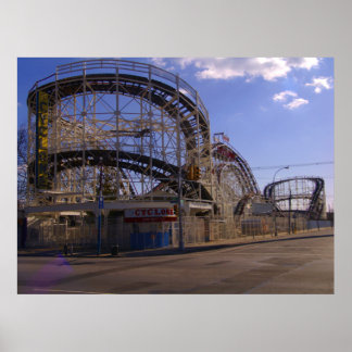 De cycloon in de slaapstand poster