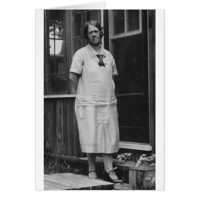 De dame van 1920 die buiten het gebouw staat (Voorkant)