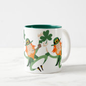 De Dansende Leprechaun Tweekleurige Koffiemok (Voorkant rechts)