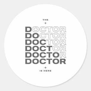 De Dokter Is Hier Minimaal Tekstontwerp Ronde Sticker