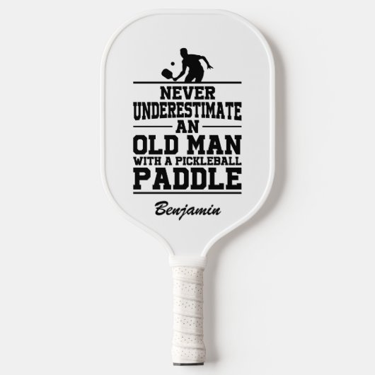 De douane onderschat nooit een oud Man met een Pickleball Paddle (Voorkant)