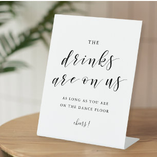 De drankjes zijn op ons bruiloft open bar tafel reclamebord met voetstuk