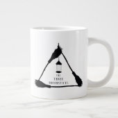 DE DRIE BROOMSTICKS™ Logo Extra Grote Beker (Rechts)