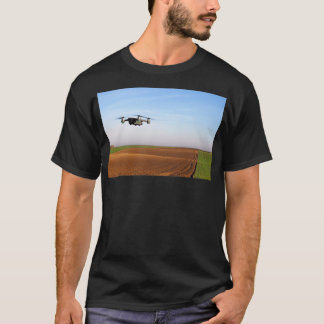De drone vliegt over het geploegde veld 1 t-shirt