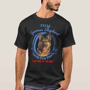 De Duitse eigenaar van Shepherd Dog schildert afdr T-shirt