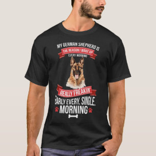 De Duitse herder werd vroeg in de ochtend wakker T-shirt