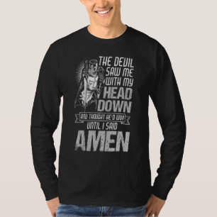 De duivel zag me met mijn hoofd naar beneden tot i t-shirt
