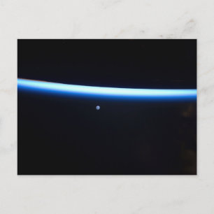 De dunne atmosfeer van de aarde en een gigantische briefkaart