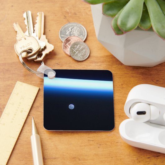 De dunne atmosfeer van de aarde en een gigantische sleutelhanger (Bureau)