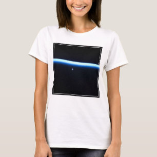 De dunne atmosfeer van de aarde en een gigantische t-shirt
