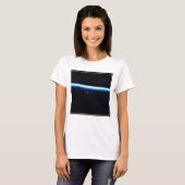 De dunne atmosfeer van de aarde en een gigantische t-shirt (Voorkant volledig)