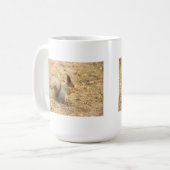 De eekhoorn eet een moerfoto koffiemok (Voorkant links)