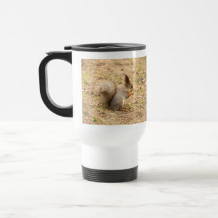 De eekhoorn eet een moerfoto reisbeker